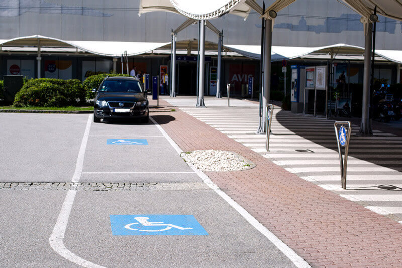 Barrierefreie Parkplätze am P1 direkt vor dem Terminal