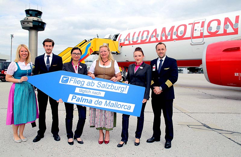 Ab nach Mallorca: Flughafengeschäftsführerin Bettina Ganghofer und Marketingleitern Isabella Laimer begüßen erste Mallorca-Crew in Salzburg