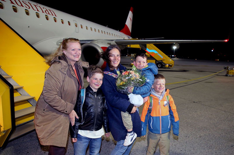 Blumen von Frau Ganghofer für den vorerst letzten Fluggast in Salzburg