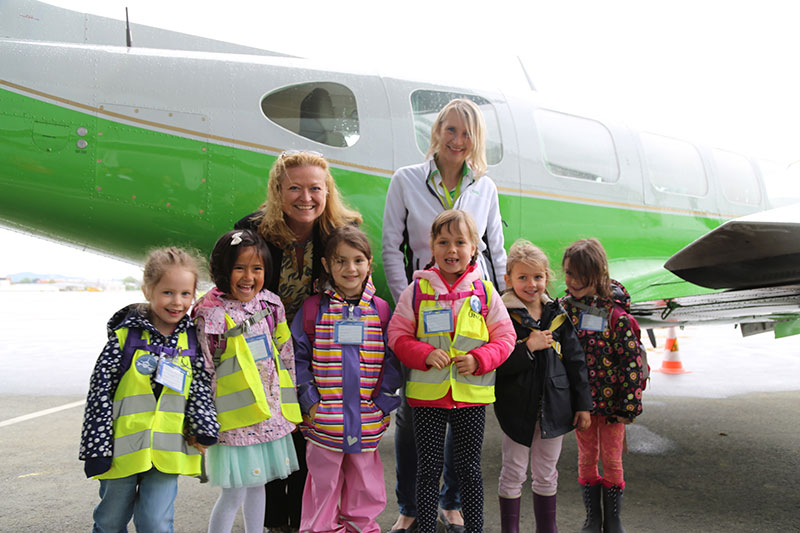 Flughafengeschäftsführerin Bettina Ganghofer begrüßte die Mädchen am Mini Girls Day persönlich