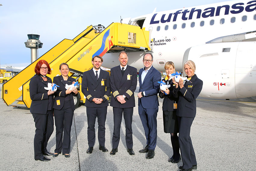 Prokurist Christopher Losmann mit der Lufthansa-Crew