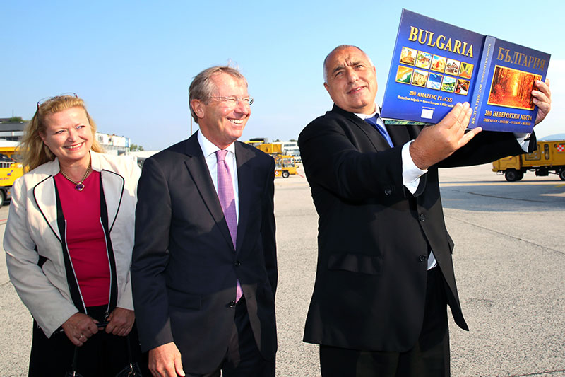 Landeshauptmann Wilfried Haslauer und Flughafenchefin Bettina Ganghofer begrüßten den bulgarischen Ministerpräsidenten