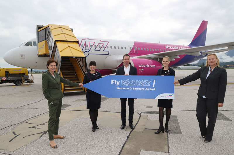 President of the State Parliament of Salzburg, Brigitta Pallauf together with József Váradi, CEO of Wizz Air and CEO of Salzburg Airport Bettina Ganghofer