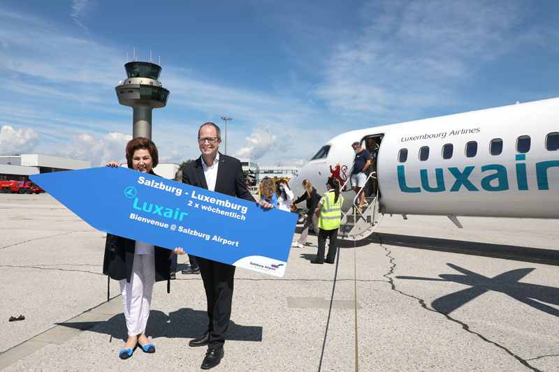 Gemeinsam mit der Generalkonsulin des Großherzogtums Luxemburg, Suzanne Harf, begrüßte Flughafenprokurist Christopher Losmann die ersten Gäste