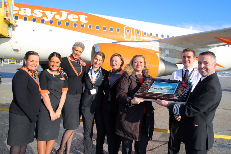 Heute begrüßte Flughafenchefin Bettina Ganghofer die erste Belfast-Crew von easyJet in Salzburg. 