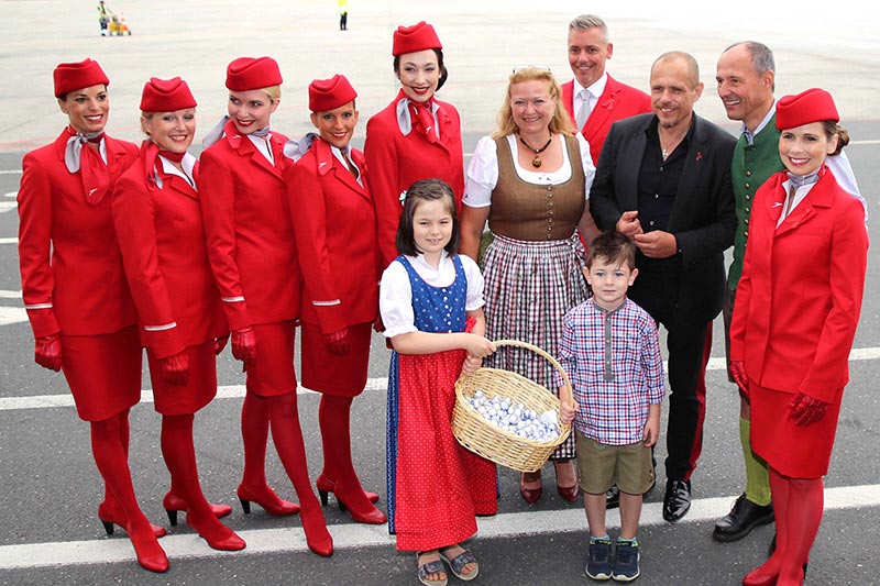 Die AUA-Crew mit Flughafengeschäftsführerin Bettina Ganghofer und Life-Ball-Organisator Gery Keszler