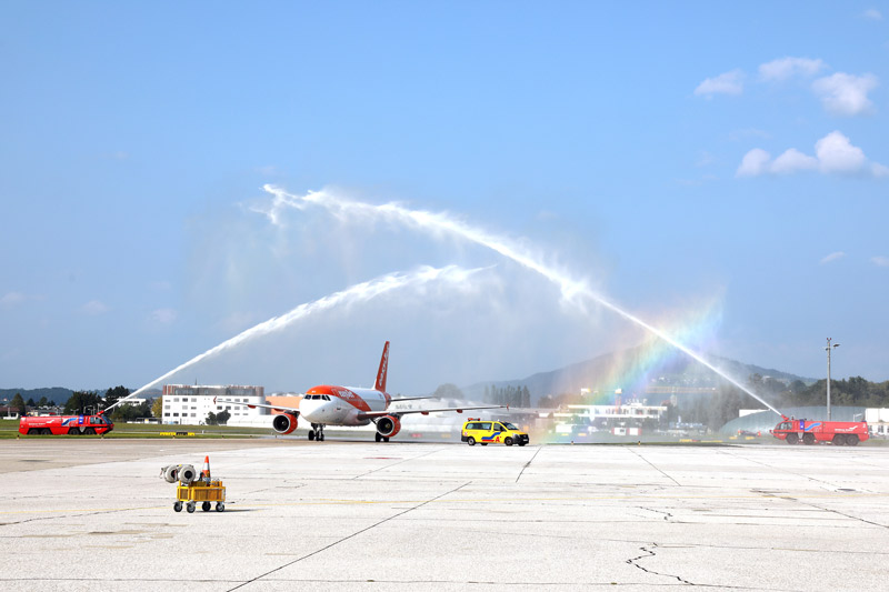 Water arch and rainbow: a special welcome for the first flight