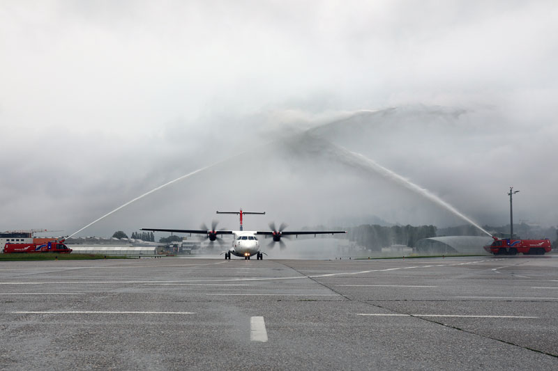 Die ATR 72-600 von Air Serbia wird mit einem Wasserbogen begrüßt