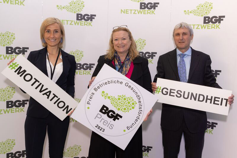 Flughafenchefin Bettina Ganghofer (Mitte) freut sich mit Daniela Haslauer und Robert Seebacher über den Preis
