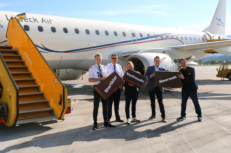 Flughafen Bereichsleiter Alexander Weiglhofer begrüßte erste Lübeck Air Crew nach Preveza