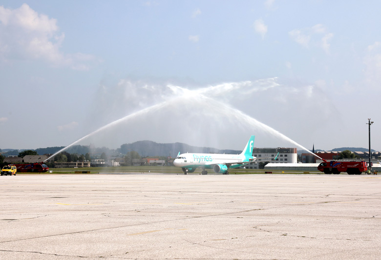 Der flynas-Erstflug wurde mit einem Wasserbogen begrüßt