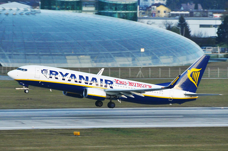Ryanair, ein irischer Low-Cost-Carrier, bedient seit 5. April 2001 den Flughafen Salzburg mehrmals pro Woche