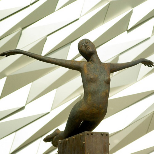 Belfast Skulptur vor dem Titanic Museum
